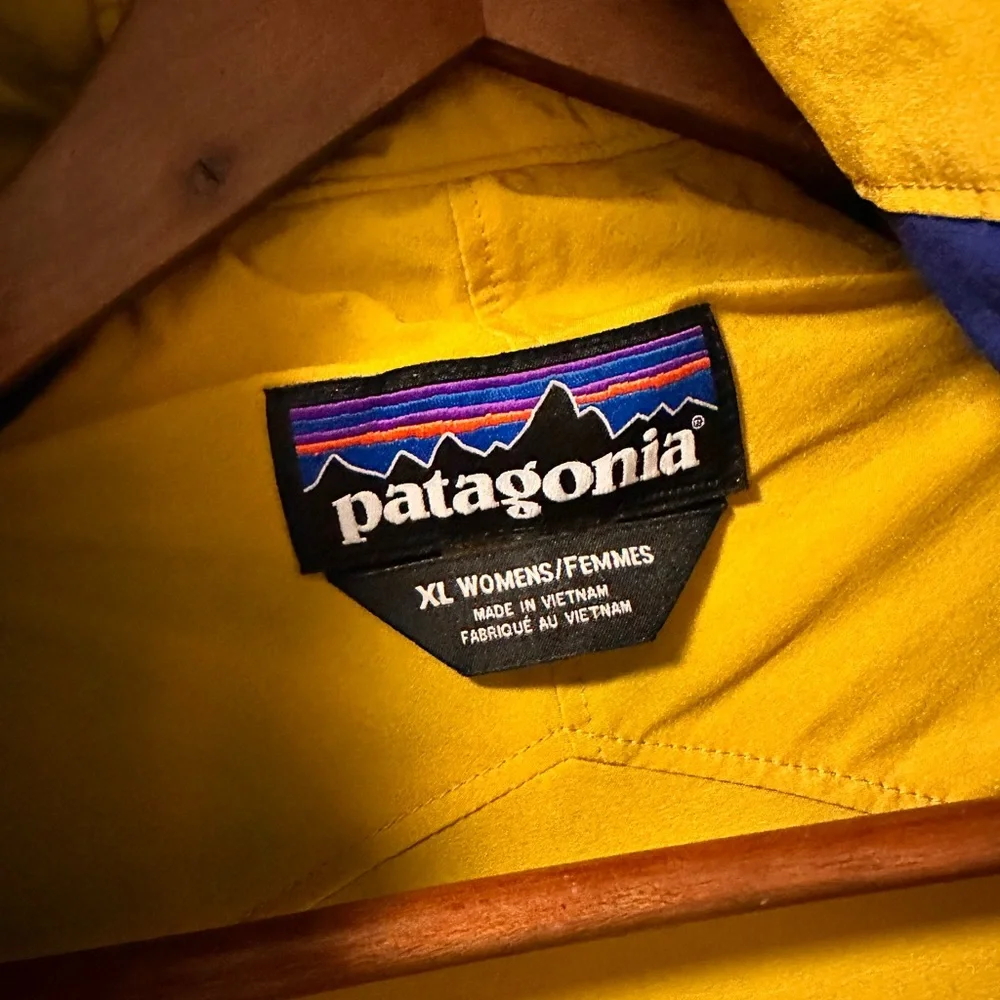 Patagonia Women’s XL Blue and Yellow Jacket - Picture 2 of 6